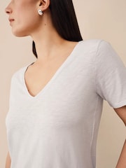 The White Company Blue The Perfect  Cotton Slub V-Neck T-Shirt - Image 4 of 5