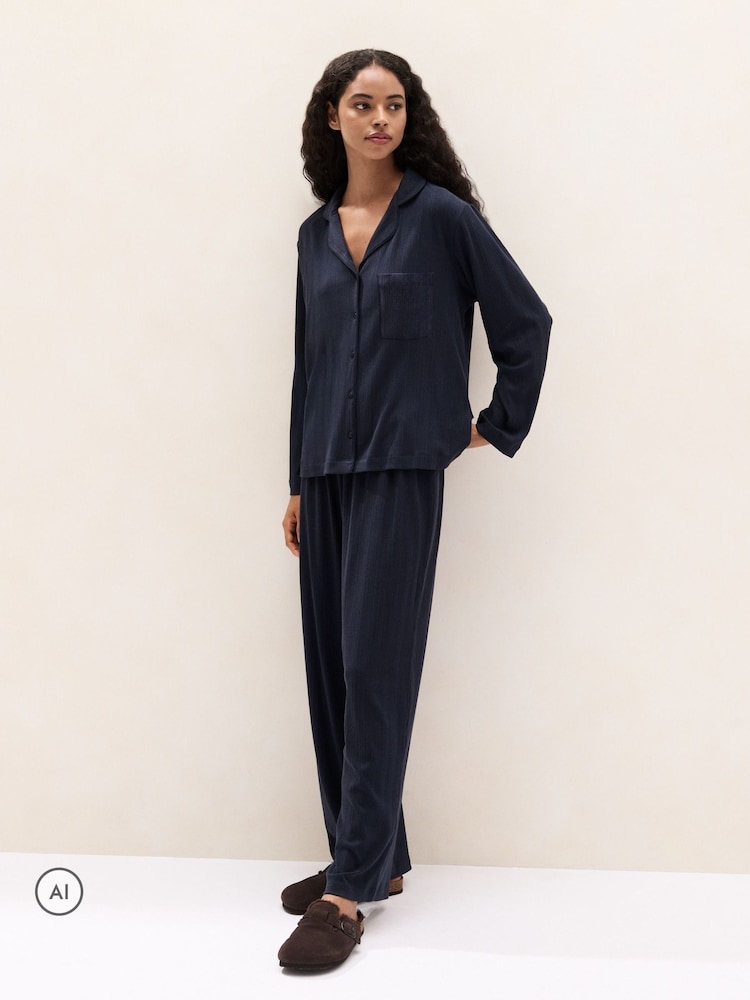 طقم بيجامة جيرسيه كلاسيكية مضلعة مبردة من The White Company - صورة 1 من 5 طقم بيجامة جيرسيه كلاسيكية مضلعة مبردة من The White Company - صورة 1 من 5