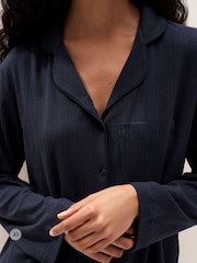 طقم بيجامة جيرسيه كلاسيكية مضلعة مبردة من The White Company - صورة 2 من 5