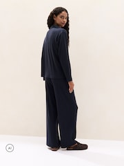 طقم بيجامة جيرسيه كلاسيكية مضلعة مبردة من The White Company - صورة 4 من 5