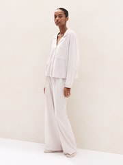 طقم بيجامة مريحة مزينة بنمط مخطط من الجيرسيه والقطن الممشّط من The White Company - صورة 1 من 4