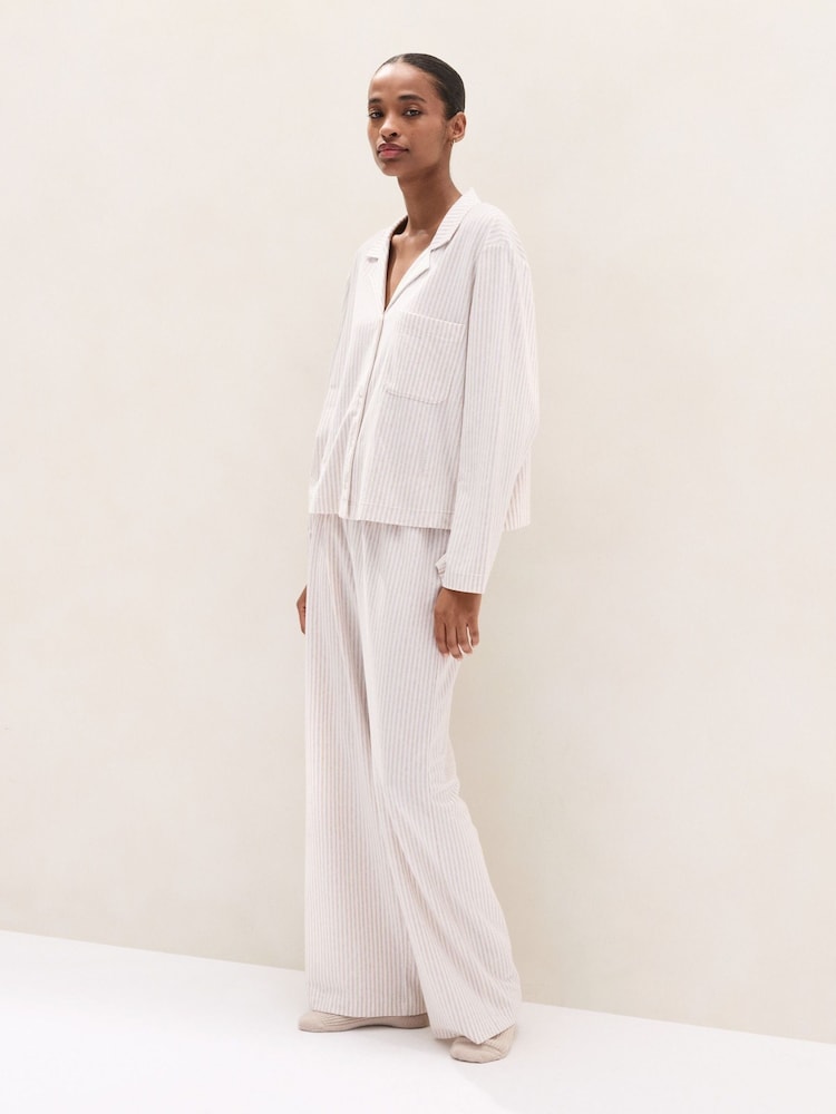 طقم بيجامة مريحة مزينة بنمط مخطط من الجيرسيه والقطن الممشّط من The White Company - صورة 1 من 4