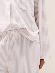 طقم بيجامة مريحة مزينة بنمط مخطط من الجيرسيه والقطن الممشّط من The White Company - صورة 2 من 4