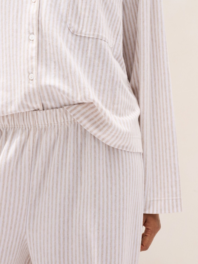 طقم بيجامة مريحة مزينة بنمط مخطط من الجيرسيه والقطن الممشّط من The White Company - صورة 2 من 4