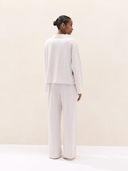 طقم بيجامة مريحة مزينة بنمط مخطط من الجيرسيه والقطن الممشّط من The White Company - صورة 3 من 4