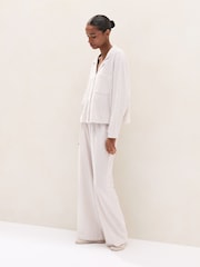 طقم بيجامة مريحة مزينة بنمط مخطط من الجيرسيه والقطن الممشّط من The White Company - صورة 4 من 4