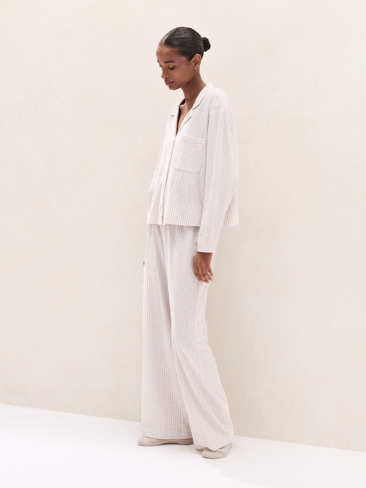 طقم بيجامة مريحة مزينة بنمط مخطط من الجيرسيه والقطن الممشّط من The White Company - صورة 4 من 4