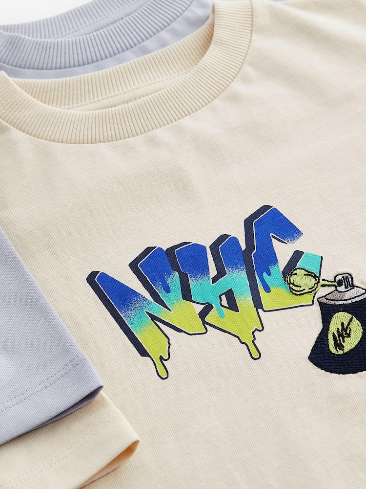 Skater-Stickerei, Creme/Blau - Kurzärmlige T-Shirts mit Grafik 100% Baumwolle 2er-Pack (3–16Jahre) - Bild 3 von 3 Skater-Stickerei, Creme/Blau - Kurzärmlige T-Shirts mit Grafik 100% Baumwolle 2er-Pack (3–16Jahre) - Bild 3 von 3