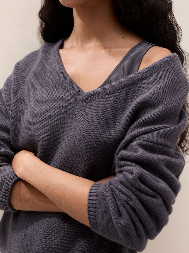 The White Company Grey V-Neck Mixed Media Knitted Dress - Image 2 of 6