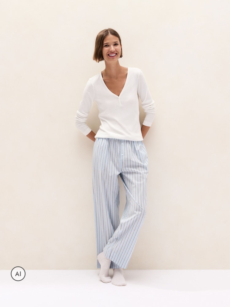 بنطال بيجامة من قطن بوبلين بنمط مخطّط بقصّة مريحة من The White Company - صورة 1 من 7 بنطال بيجامة من قطن بوبلين بنمط مخطّط بقصّة مريحة من The White Company - صورة 1 من 7