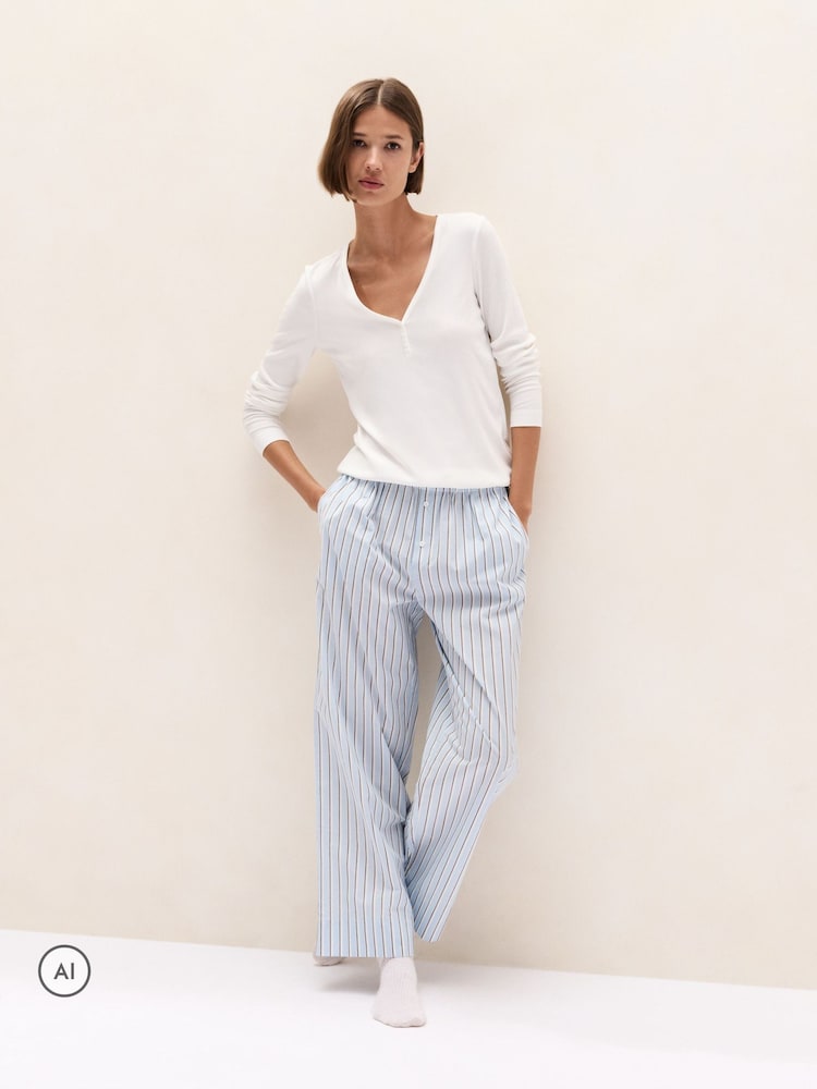 بنطال بيجامة من قطن بوبلين بنمط مخطّط بقصّة مريحة من The White Company - صورة 2 من 7 بنطال بيجامة من قطن بوبلين بنمط مخطّط بقصّة مريحة من The White Company - صورة 2 من 7