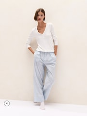 بنطال بيجامة من قطن بوبلين بنمط مخطّط بقصّة مريحة من The White Company - صورة 3 من 7