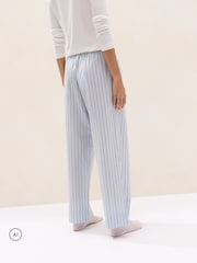 بنطال بيجامة من قطن بوبلين بنمط مخطّط بقصّة مريحة من The White Company - صورة 6 من 7