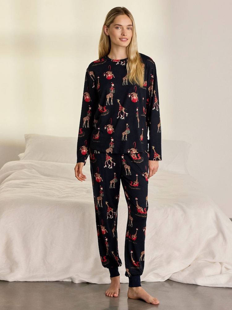 Chelsea Peers Christmas Giraffe Print Long Pyjamas Set - صورة 1 من 8 Chelsea Peers Christmas Giraffe Print Long Pyjamas Set - صورة 1 من 8