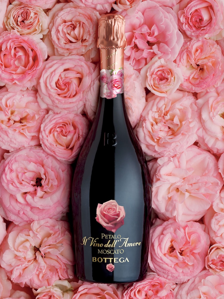 Le Bon Vin Sparkling Moscato In Scented Rose Petal Gift Set - Image 1 of 2
