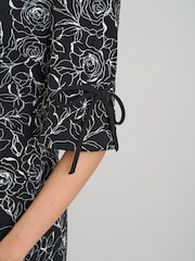 Gina Bacconi Black Floral Shift Dress With Bow Detail - Image 4 of 7
