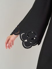 Gina Bacconi Black Anisa Lace-Cuff Shift Dress - Image 4 of 5