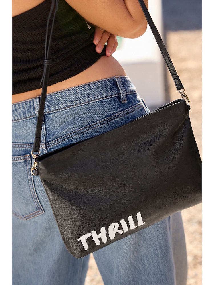 Schwarz mit Schriftzug - Rockett St George Clutch aus Premium-Leder - Bild 2 von 9 Schwarz mit Schriftzug - Rockett St George Clutch aus Premium-Leder - Bild 2 von 9