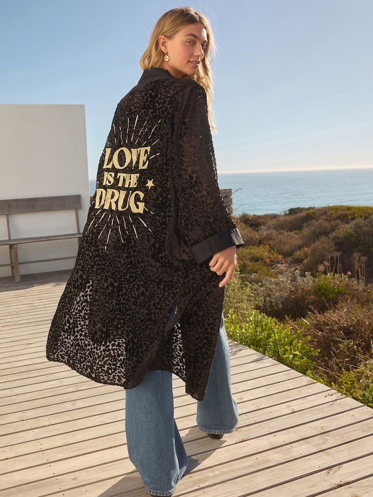 Schwarz - Rockett St George – Maxi-Kimono mit Leopardenmuster und Burnout-Muster und Slogan auf der Rückseite - Bild 1 von 4 Schwarz - Rockett St George – Maxi-Kimono mit Leopardenmuster und Burnout-Muster und Slogan auf der Rückseite - Bild 1 von 4