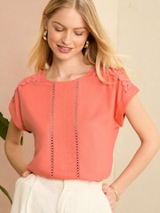 Love & Roses Gewebtes T-Shirt mit Spitze an den Schultrern - Bild 1 von 4