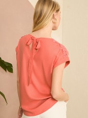 Love & Roses Gewebtes T-Shirt mit Spitze an den Schultrern - Bild 2 von 4