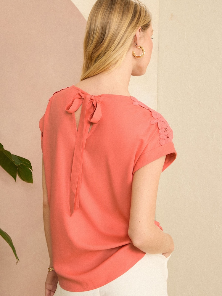 Love & Roses Gewebtes T-Shirt mit Spitze an den Schultrern - Bild 2 von 4