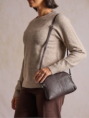 チョコレートブラウン - Lakeland Leather Elterwater カーブクロスボディバッグ - 画像 2 / 7