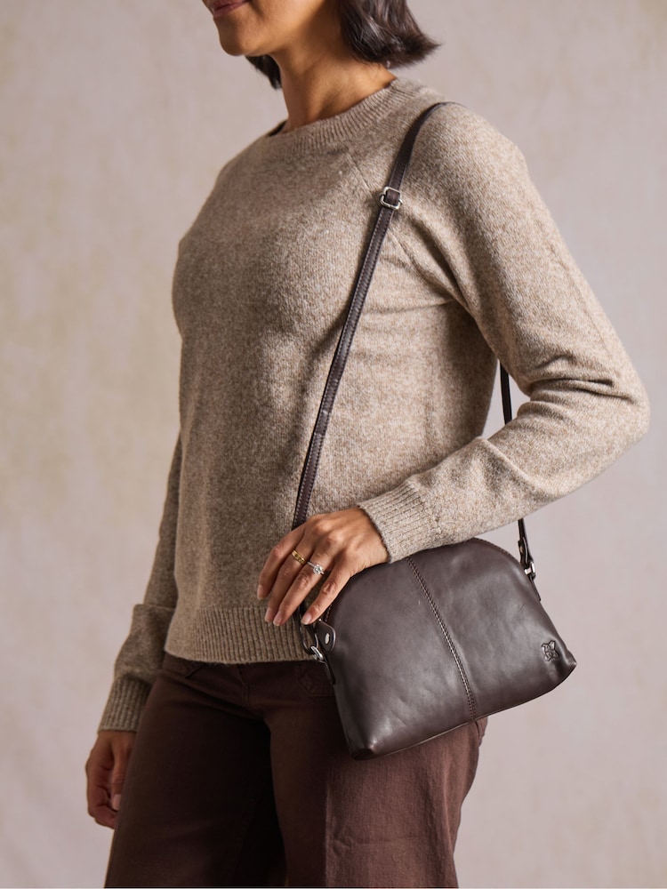 チョコレートブラウン - Lakeland Leather Elterwater カーブクロスボディバッグ - 画像 2 / 7