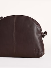 チョコレートブラウン - Lakeland Leather Elterwater カーブクロスボディバッグ - 画像 6 / 7