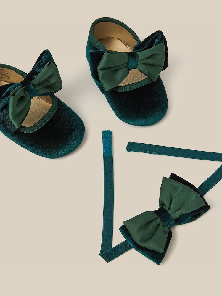 Conjunto de patucos y diadema de terciopelo con lazo para bebé Monsoon - Imagen 2 de 2 Conjunto de patucos y diadema de terciopelo con lazo para bebé Monsoon - Imagen 2 de 2