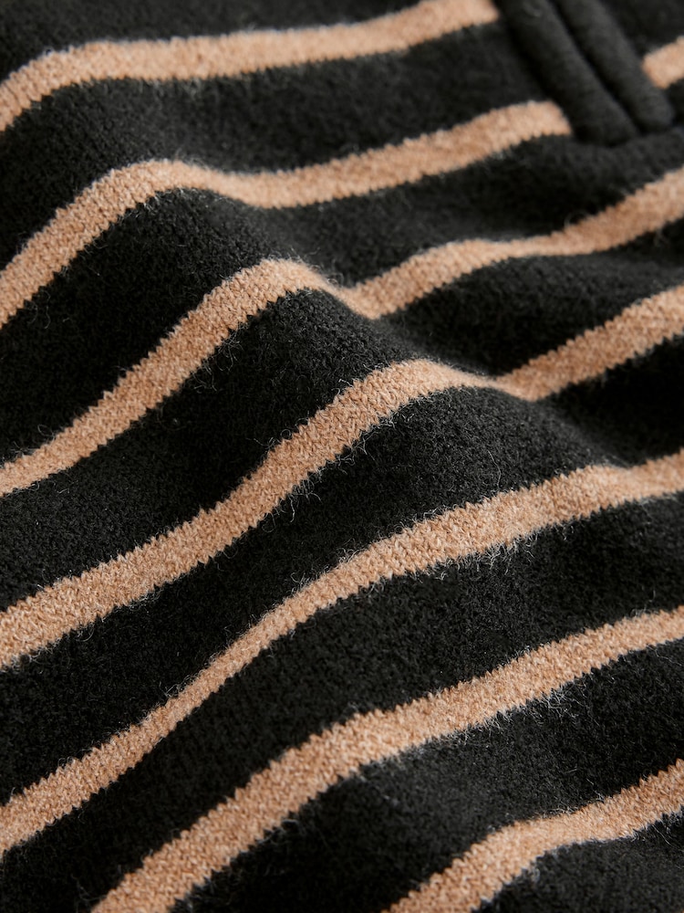 Black/Camel Brown Stripe - Supersoft piltuvėlio formos megztinis su užtrauktuku ant kaklo - 2 paveikslėlis iš 3 Black/Camel Brown Stripe - Supersoft piltuvėlio formos megztinis su užtrauktuku ant kaklo - 2 paveikslėlis iš 3