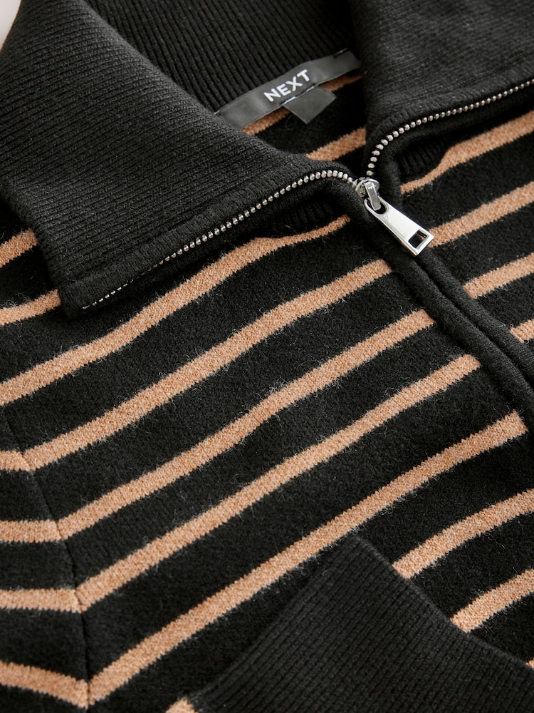 Black/Camel Brown Stripe - Supersoft piltuvėlio formos megztinis su užtrauktuku ant kaklo - 3 paveikslėlis iš 3 Black/Camel Brown Stripe - Supersoft piltuvėlio formos megztinis su užtrauktuku ant kaklo - 3 paveikslėlis iš 3