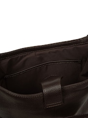 Braun - Pure Luxuries London Aria Leder-Schultertasche - Bild 6 von 6