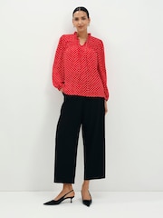 Sarkans - Finery Kiya Polka Dot kaklasaites blūze - Attēls 1 no 5