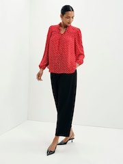 Sarkans - Finery Kiya Polka Dot kaklasaites blūze - Attēls 4 no 5