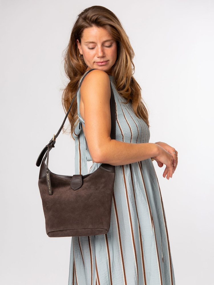Pure Luxuries London Brown 'Aria' Suede Shoulder Bag - Image 2 of 6 Pure Luxuries London Brown 'Aria' Suede Shoulder Bag - Image 2 of 6