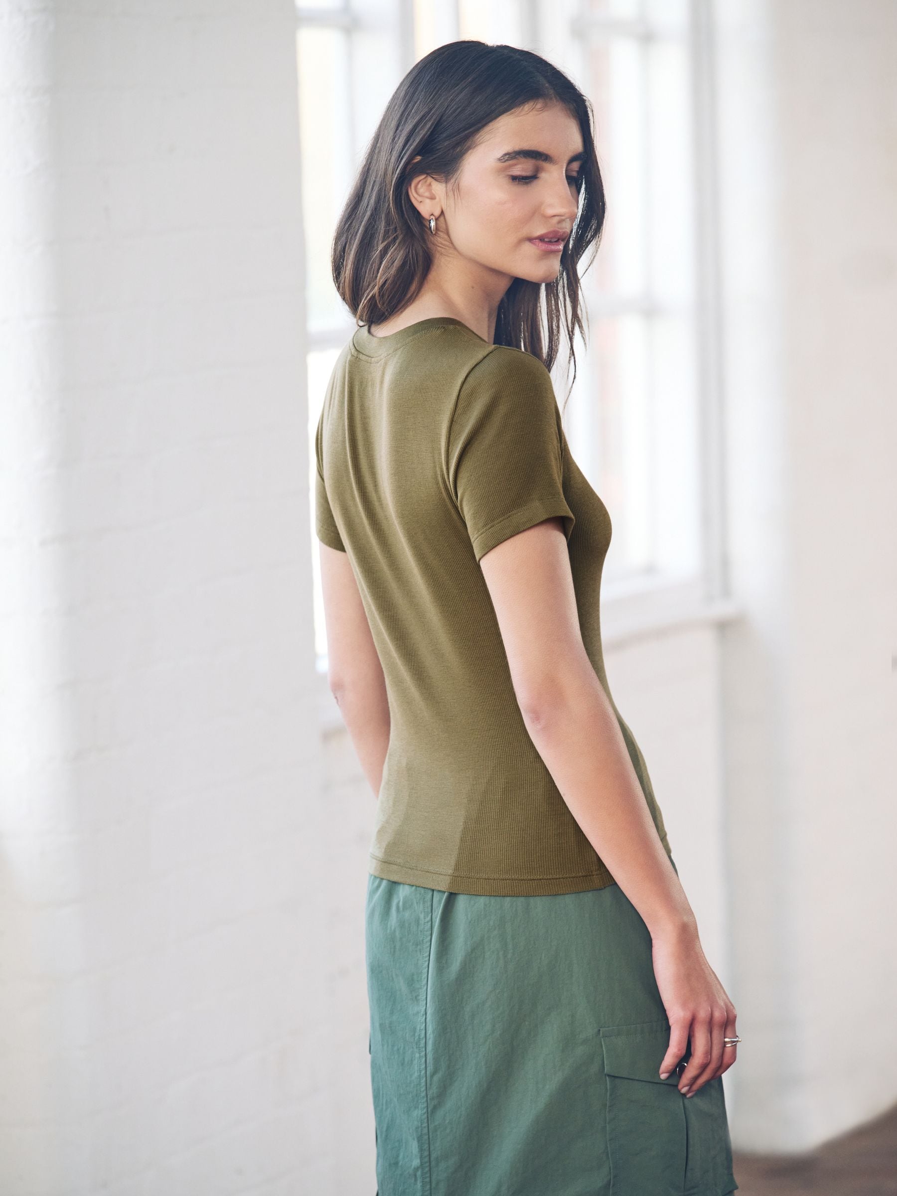 Next：日本 カーキ グリーン - ソフトタッチ リブ 半袖 TENCEL