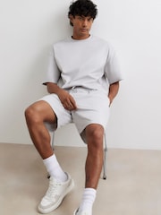 طقم من تيشِرت بقصّة قصيرة واسعة وشورت بتلبيس واسع من River Island - صورة 1 من 4