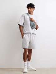 طقم من تيشِرت بقصّة قصيرة واسعة وشورت بتلبيس واسع من River Island - صورة 3 من 4