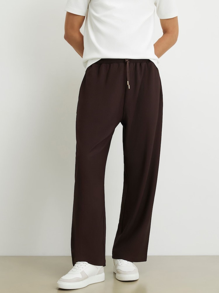 بني ـ بنطلون رياضي برِجل واسعة بملمس مضلَّع بارز من River Island - صورة 1 من 4 بني ـ بنطلون رياضي برِجل واسعة بملمس مضلَّع بارز من River Island - صورة 1 من 4