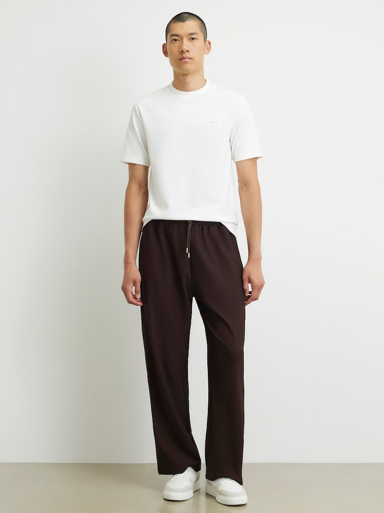 بني ـ بنطلون رياضي برِجل واسعة بملمس مضلَّع بارز من River Island - صورة 2 من 4 بني ـ بنطلون رياضي برِجل واسعة بملمس مضلَّع بارز من River Island - صورة 2 من 4