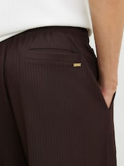 بني ـ بنطلون رياضي برِجل واسعة بملمس مضلَّع بارز من River Island - صورة 4 من 4