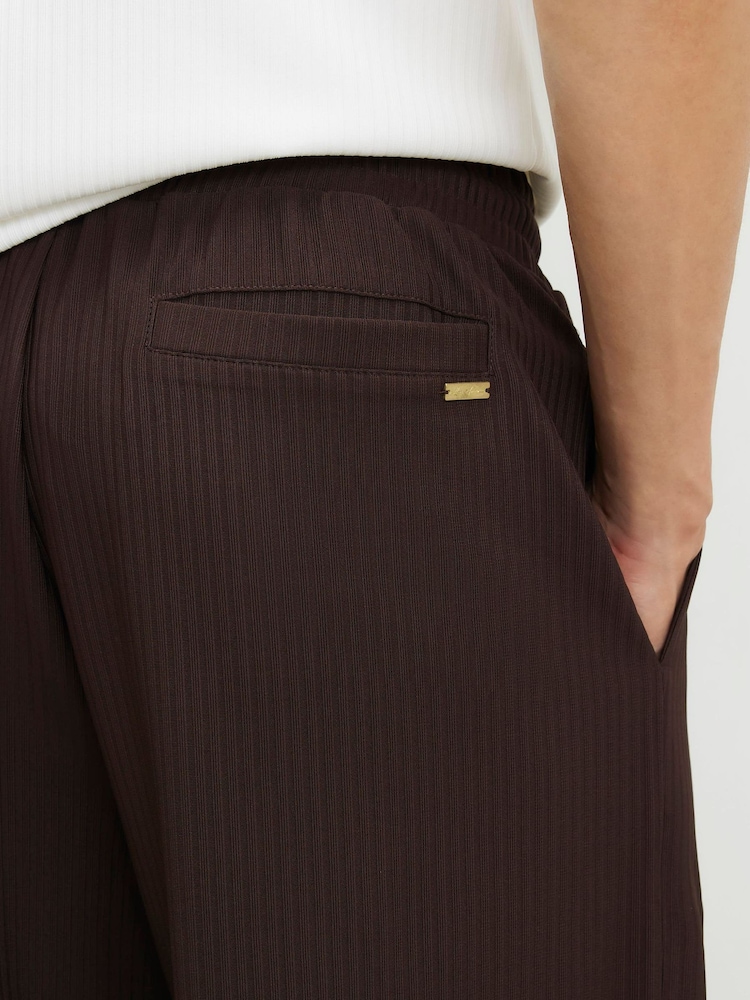 بني ـ بنطلون رياضي برِجل واسعة بملمس مضلَّع بارز من River Island - صورة 4 من 4 بني ـ بنطلون رياضي برِجل واسعة بملمس مضلَّع بارز من River Island - صورة 4 من 4