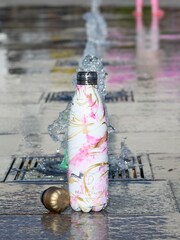 Botella de agua con diseño de cuarzo de Beau And Elliot - Imagen 1 de 2