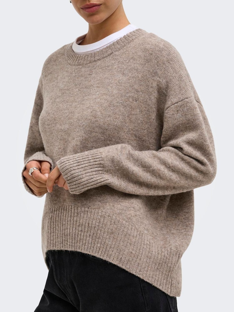 ONLY Natural Round Neck High Low Hem Loose Fit Jumper - Image 2 of 6 ONLY Natural Round Neck High Low Hem Loose Fit Jumper - Image 2 of 6