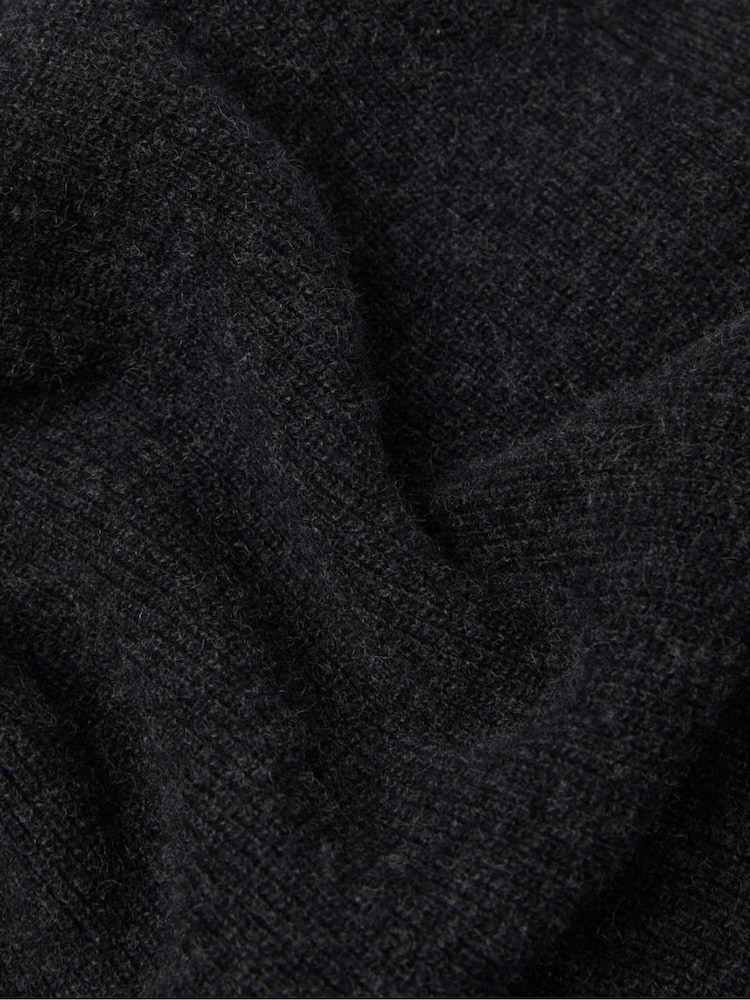 Lyle & Scott Black Lambswool Ribbed Scarf - Image 3 of 3