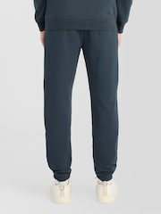 أزرق - بنطلون رياضي بالغ النعومة بقصة ضيقة من Lyle & Scott - صورة 4 من 6