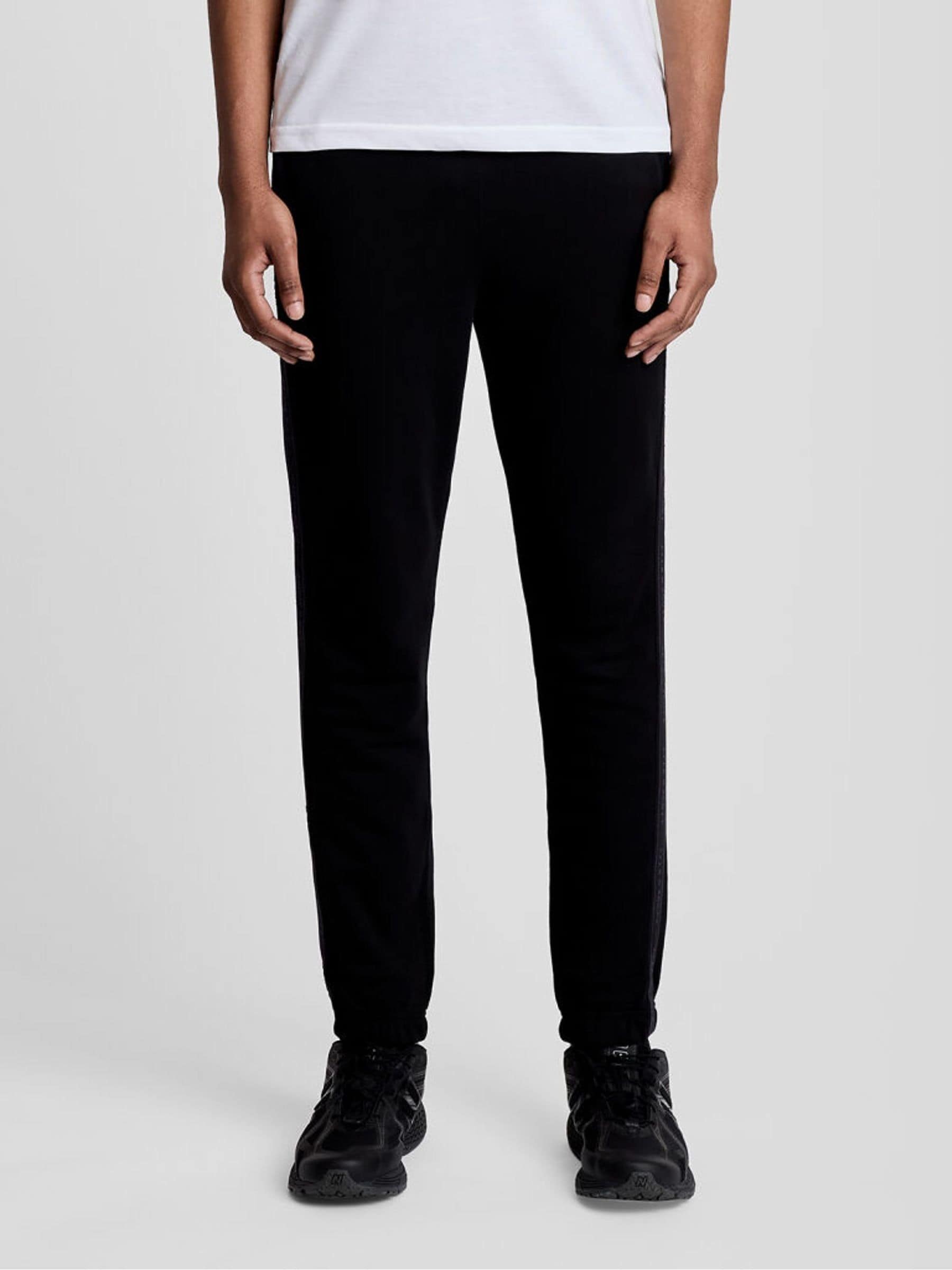 Lyle & Scott Men's Noir Jogging Trousers Jacquard Tape - Image 2