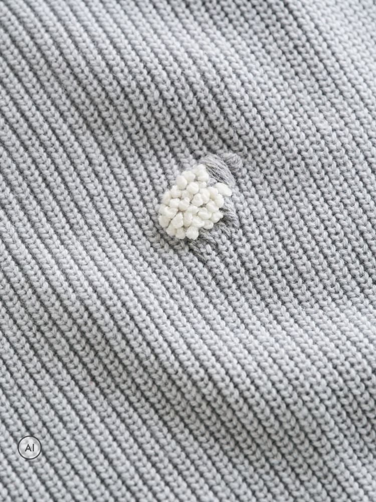 بطانية بمزيج أقمشة برسمة خراف من The White Company - Image 5 of 5