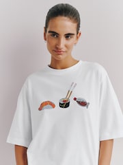 Bílé volné tričko Olivia Rubin Sushi s grafickým motivem - Obrázek 4 z 9